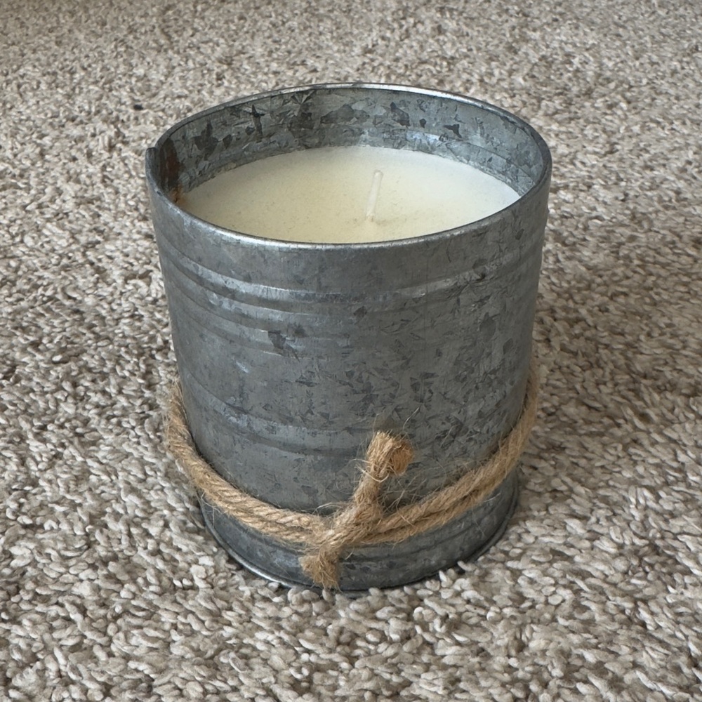 NWT KIRLAND’S home Cassis & Lily Bloom galvanized decorative candle 10 oz